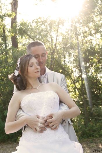 Photo mariage couple câlin avec soleil derrière
