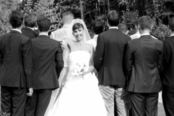 Photo mariage originale mariée de face et témoins de dos