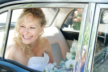 Photo mariage mariée dans sa voiture sourire