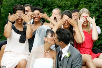 Photo mariage originale baiser mariés témoins cachent les yeux