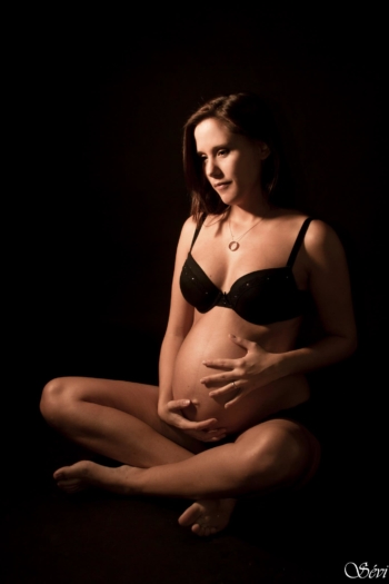 Photo grossesse maman assise tient son ventre photographe pic saint loup montpellier hérault