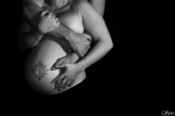 Photo grossesse bras cachent seins et mains sur le ventre photographe pic saint loup montpellier hérault