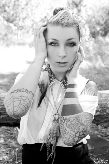 photo portrait femme tatouage piercing