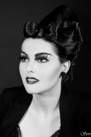 Photo portrait femme maquillage coiffure noir et blanc