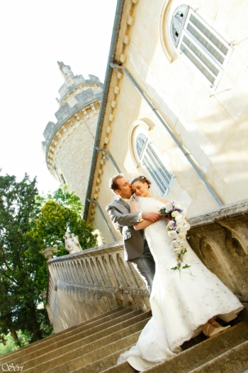 Photo mariage dans escalier château derrière