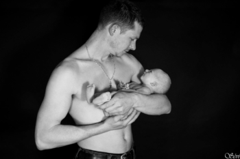 Photo nouveau né dans bras papa studio pic saint loup