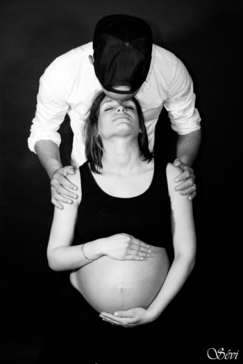 Photo grossesse maman tient ventre et papa embrasse maman photographe pic saint loup montpellier hérault