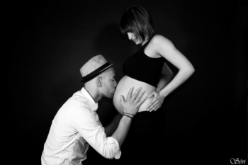 Photo grossesse papa embrasse ventre photographe pic saint loup montpellier hérault