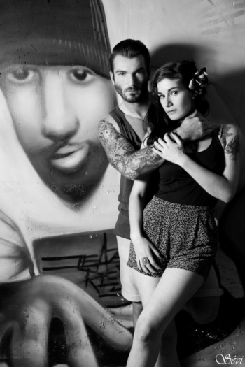 Photo couple mur tagué urban famille noel sapin séance photo studio