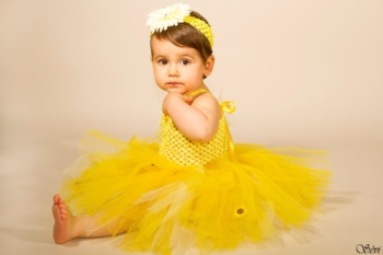 Photo enfant petite fille robe tournesol jaune fleur studio photographe pic saint loup montpellier hérault