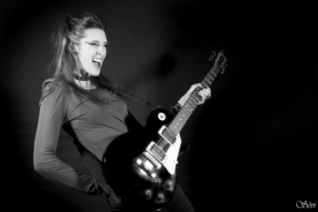 Photo originale femme rock avec guitare