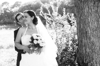 Photo mariage mariés enlacés dans la nature
