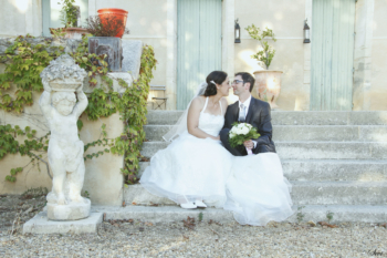 Photo mariage mariés assis sur escalier statue
