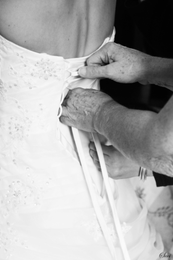Photo mariage habillage corset mariée