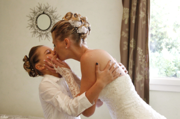Photo mariage baiser maman et fille préparatifs