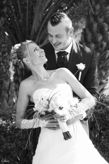 Photo mariage couple regard sourire noir et blanc
