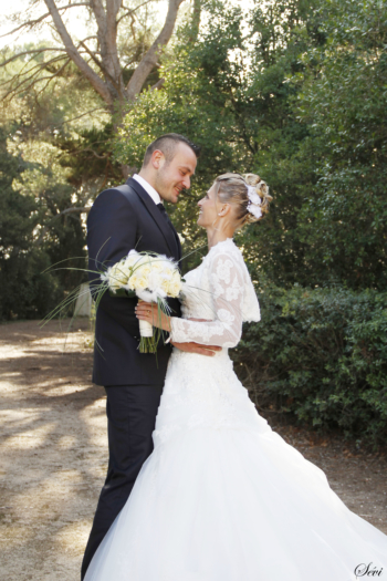 Photo mariage sourire couple mariés bouquet