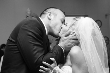 Photo mariage baiser mariés mairie
