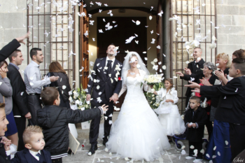 Photo mariage lancer confettis sortie mairie