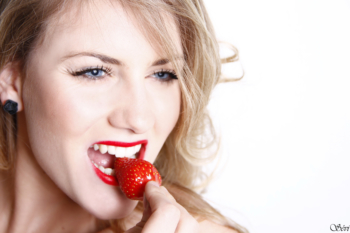 Photo portrait femme croque fraise