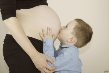 Photo grossesse garçon embrasse ventre maman photographe pic saint loup montpellier hérault