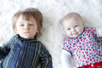 Photo frère et sœur studio plaid blanc famille noel sapin séance photo studio