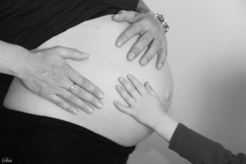 Photo grossesse mains papa maman et enfant sur ventre photographe pic saint loup montpellier hérault