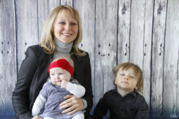 Photo famille maman frère et sœur studio fond bois photographe pic saint loup montpellier hérault