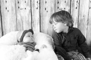 Photo frère et sœur studio fond bois famille noel sapin séance photo studio