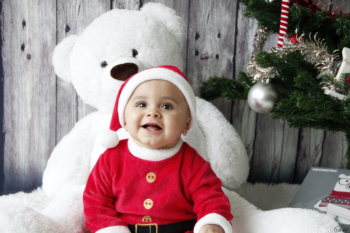 Photo enfant noël sapin ours blanc bonnet photographe pic saint loup montpellier hérault