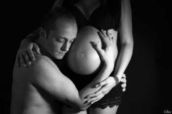 Photo grossesse papa câline le ventre photographe pic saint loup montpellier hérault