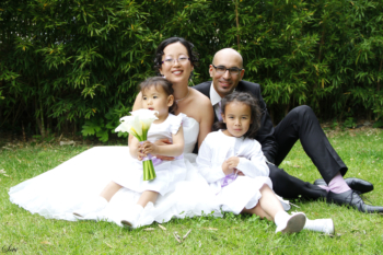 Photo mariage famille enfants bouquet