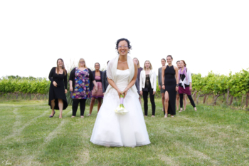 Photo mariage lancé de bouquet mariée vignes