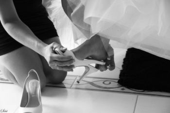 Photo mariage mise chaussures noir et blanc