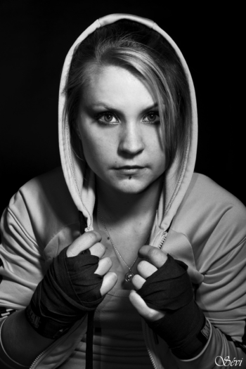 Photo portrait femme boxeuse studio fond noir