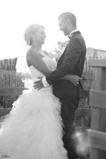 Photo mariage rire mariés contre jour plage