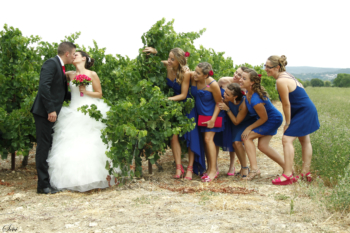 Photo mariage originale demoiselles d'honneur observent le baiser des mariés