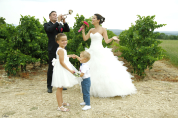 Photo mariage vigne trompette mariée chante dans bouquet