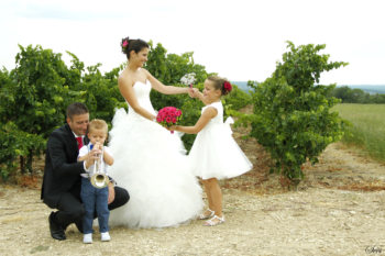Photo mariage dans vigne avec enfants danse avec trompette originale