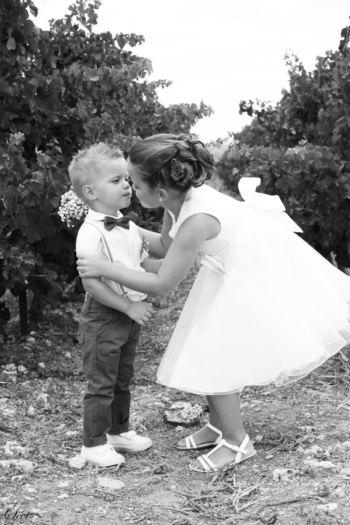 Photo mariage baiser frère et sœur dans vigne