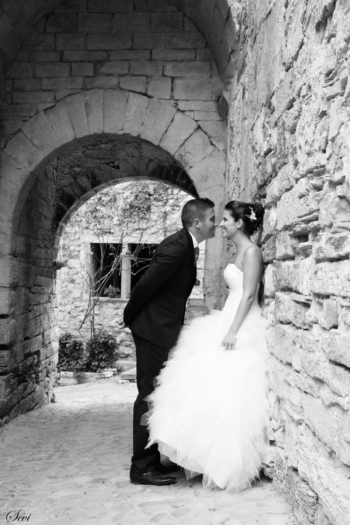 Photo mariage mariés noir et blanc romantique