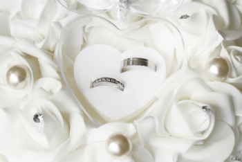 Photo mariage alliance écrin blanc fleur