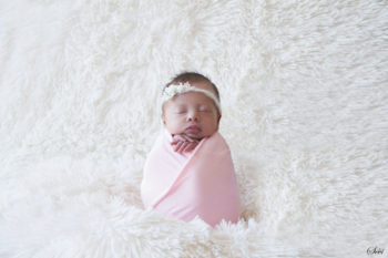 Pic saint loup montpellier photographe bébé emmailloté rose