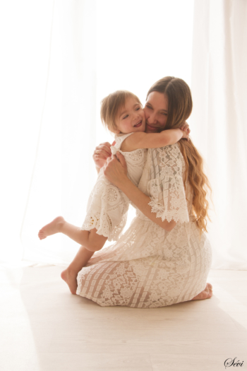 maman et fille amour câlin photo photographe Hérault studio maman et fille