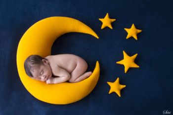 Pic saint loup montpellier photographe bébé dort sur lune et étoile jaune