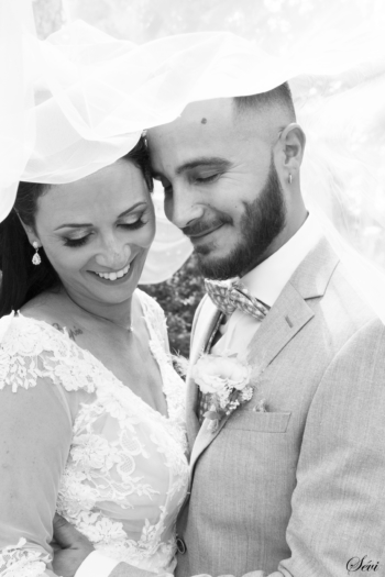 Photo mariage mariés embrassent leur fille devant la mairie