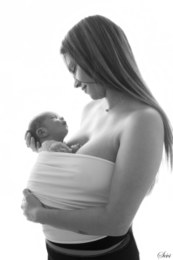 Pic saint loup montpellier photographe bébé dans bras de maman noir et blanc