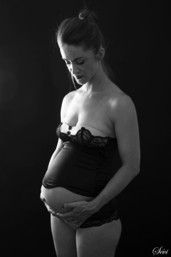 Photo grossesse maman tient son ventre photographe pic saint loup montpellier hérault