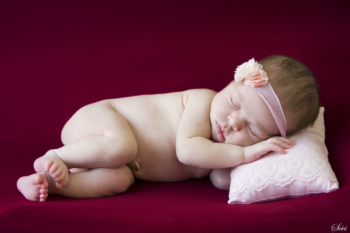 pic saint loup montpellier bébé dort sur coussin rose