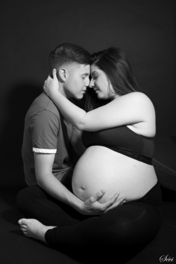 photographe pic saint loup montpellier hérault couple grossesse noir et blanc